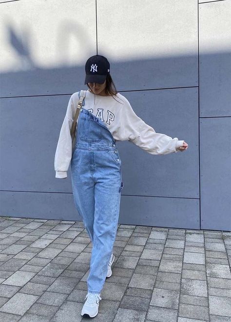 Jean Overall Outfits Winter, Overall Outfit Fall, Overall Winter Outfit, Overall Outfit Winter, Overall Outfits Fall, Ways To Wear Overalls, Overalls Outfit Fall, Jean Overall Outfits, Overalls Outfit Aesthetic