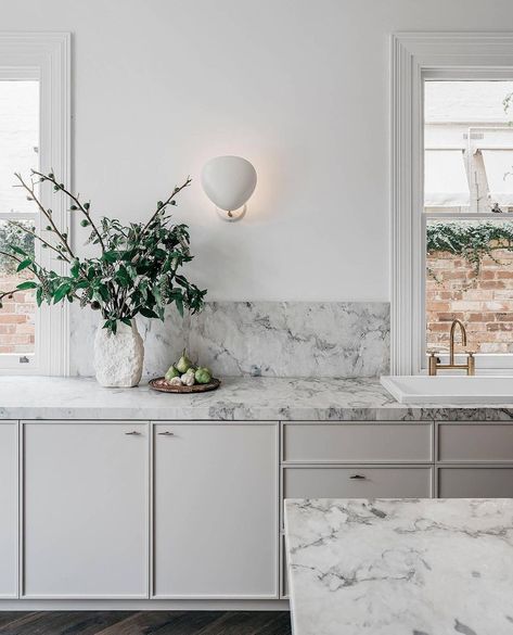 The longer we stare at this light-filled kitchen by @georgina_jeffries, the harder it is to look away! 👀 Can anyone relate? 💕 📷:… Victorian House Kitchen, Kitchen Victorian, Slim Shaker, Victoria House, Est Living, Best Kitchen Designs, Home Luxury, Victorian House, Counter Tops