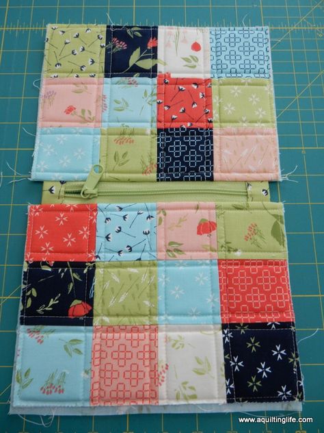 Zipper Pouch Tutorial, Pouch Tutorial, Sew Ins, Sewing Bags, Costura Diy, Beginner Sewing Projects Easy, Bag Tutorial, Patchwork Quilting, Patchwork Bags