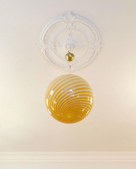 Light Yellow Room, Yellow Ceiling, Murano Lamp, Yellow Lamp, Gilded Mirror, Yellow Room, White Linen Bedding, Apartment Decor Inspiration, Aesthetic Room