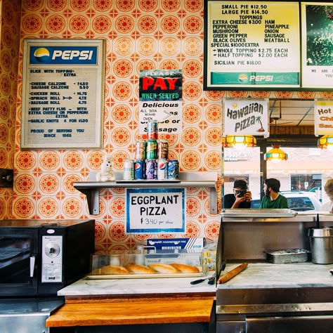 The New York Pizza Project Documents the City’s Old-School Pizzerias 70s Pizza Shop, Vintage Pizza Shop, Old School Italian Restaurant, Old Pizzeria, Pizzeria New York, Old School Pizza, Pizza New York, Old School Restaurant, Restaurants New York