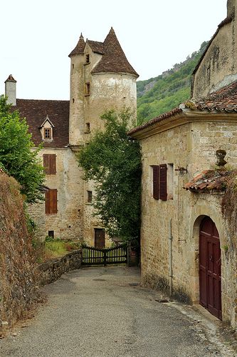 European Village, France City, Castle Mansion, St Laurent, Scenic Photos, Chateau France, Country Scenes, Old Street, Beaux Villages