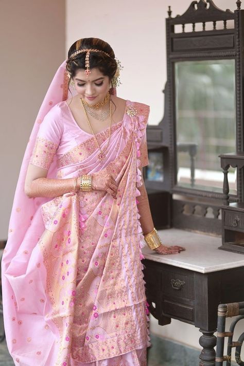 Assamese Bridal Look, Pink Saree Bridal Look, Assamese Wedding Dress, Bengali Bride Traditional Look, Bengali Wedding Look, Rouge Comic, Assamese Bride, Mekhela Sador, Saree Wearing Styles