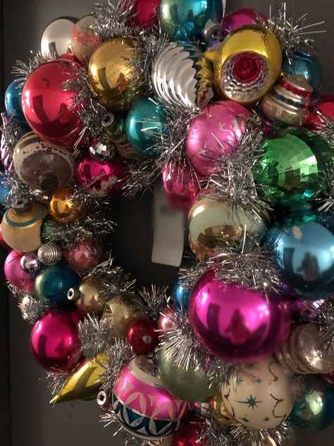 How To Make A Wreath With Ornaments, Glass Ornament Wreath, Diy Colorful Wreath, Vintage Ornament Christmas Wreath, Christmas Decor Diy Garland, Diy Vintage Wreath, Festive Wreaths Diy, Diy Tinsel Wreath, Vintage Ornament Wreath Diy