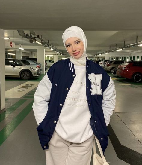 Varsity Jacket Outfit Hijab, Oversized Varsity Jacket Outfit Women, Sleeveless Puffer Jacket Outfit, Sleevless Jacket, Varsity Outfit, Baseball Jacket Outfit, Senior Jackets, Varsity Jacket Outfit, Puffer Jacket Outfit