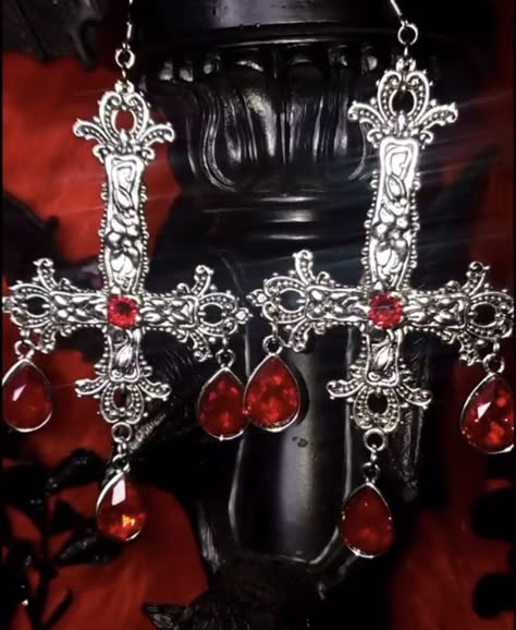 Vampire Aesthetic Jewelry, Vampire Jewelry Aesthetic, Vampire Aesthetic Clothes, Vampire Aesthetic Outfit, Goth Vampire Aesthetic, Vampire Goth Fashion, Gothic Vampire Aesthetic, Vampire Core, Vampire Vibes