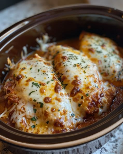 Seriously a household fave! We can't get enough of this one! Shredded Mozzarella Recipes Easy Dinners, Chicken Meals Crockpot Recipes, Italian Shredded Chicken Recipes, Chicken 1 Pot Meals, Crock Pot Chicken Marinara, Crockpot Chicken With Noodles, Crockpot Meal For Party, Drew Barrymore 10 In 1 Cooker Recipes, Slow Cooker Mozzarella Chicken