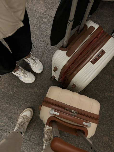 Suitcases Aesthetic Travel, Suit Cases Aesthetic, Suit Cases Travel Cute, Travel Suitcase Aesthetic Airport, Brown Luggage Aesthetic, White Suitcase Aesthetic, Suit Case Travel Luggage Sets, Malas Aesthetic, Beige Aesthetic Travel