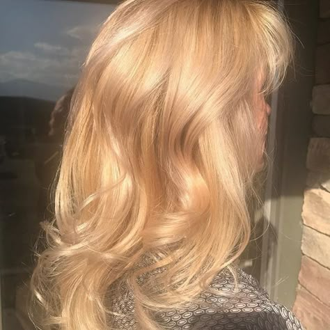 Yellow Toned Blonde Hair, Natural Golden Blonde Hair, Sunny Blonde Hair, Light Honey Blonde, Sunny Blonde, Ideas For Medium Length Hair, Yellow Blonde Hair, Golden Blonde Hair Color, Light Strawberry Blonde