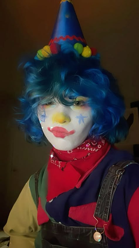 Clowncore Hairstyles, How To Make A Clown Hat, Clown Core Clothes, Clowncore Hair, Clown Bedroom, Clown Fursona, Clowns Aesthetic, Clown Astethic, Clown Core Fashion