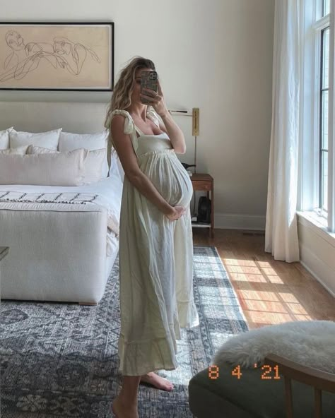 A Pregnant Woman, Pretty Pregnant, Future Mommy, Cute Maternity Outfits, Stylish Maternity Outfits, Pregnancy Looks, Future Mom, Stylish Maternity, Pregnant Woman