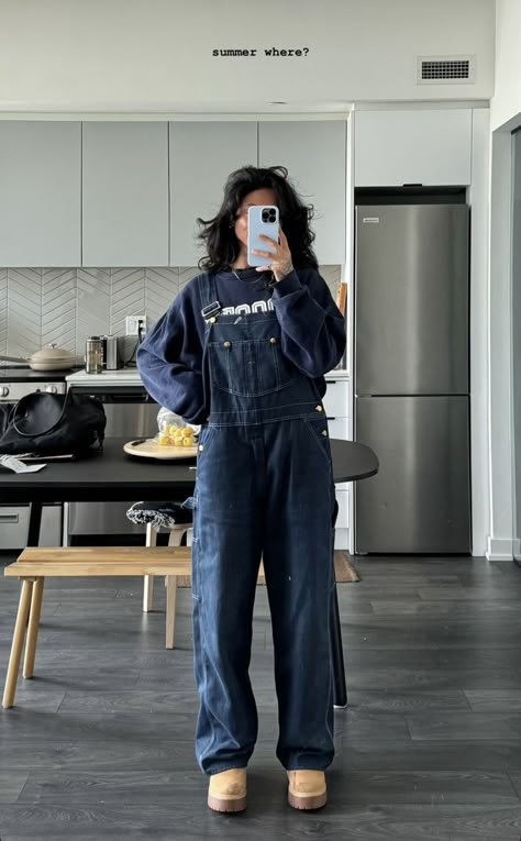 Denim Jumper Outfit Ideas, Dark Blue Overalls Outfit, Oversized Dungarees Outfit, Dungaree Outfit Winter, Overalls In Winter, Outfit Salopette, Overalls Outfit Vintage, Trendy Baggy Dark Wash Overalls, Everyday Dark Wash Denim Overalls