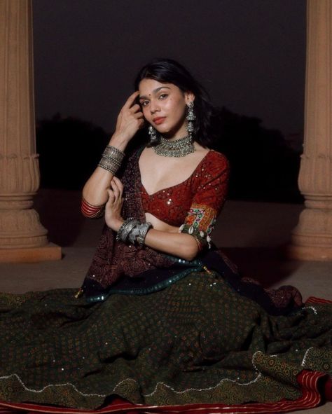 Garba Look Photoshoot, Chaniya Choli Photoshoot Poses, Pose In Chaniya Choli, Gagra Choli Photo Poses, Poses For Navratri Photoshoot, Chaniya Choli Photo Pose, Chaniya Choli Poses, Navratri Shoot Ideas, Navratri Photo Pose