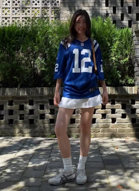 Bloquette Core Outfit, Sports Shirt Outfit, Japan Outfits, Football Jersey Outfit, 사진 촬영 포즈, Jersey Outfit, Concert Fits, Looks Street Style, Trendy Fashion Outfits