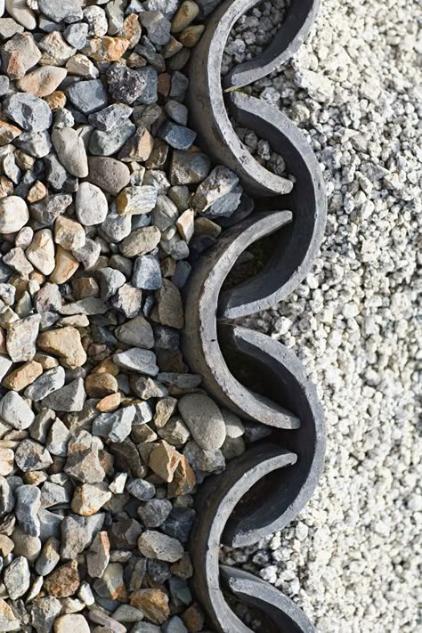 Zen garden stones (Chris Vaughan | depositphotos), gravel, path meets, path separation Planter Edging, Landscape Edging Stone, Garden Edging Ideas, Landscape Borders, Zen Gardens, Landscape Edging, Edging Ideas, Garden Deco, Have Inspiration