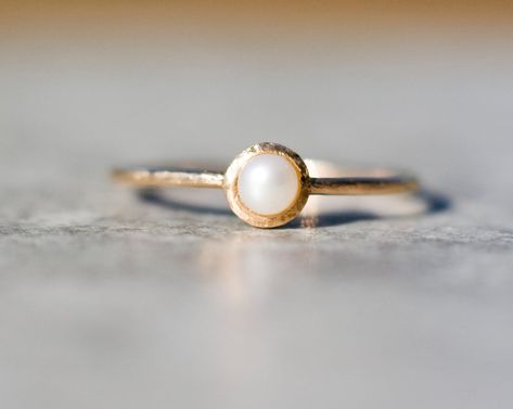 Engagement Rings Romantic, Pearl Wedding Ring, White Pearl Ring, 14k Gold Wedding Ring, Pearl Engagement Ring, Gold Pearl Ring, Yellow Engagement Rings, Zierlicher Ring, Hammered Band