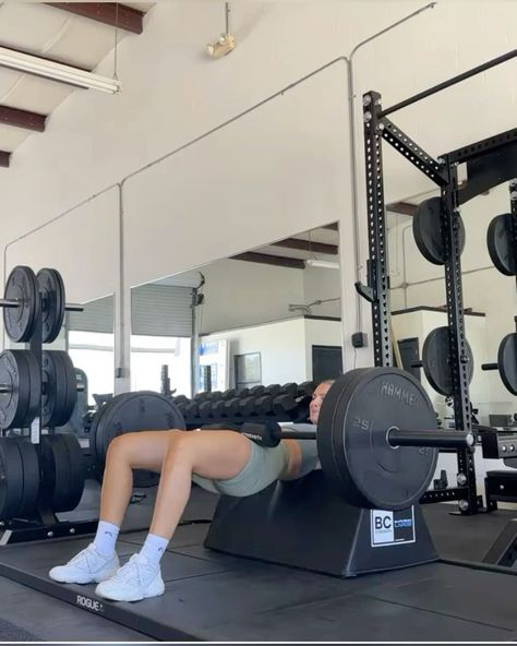 Weights Aesthetic Gym, Girl Weight Lifting Aesthetic, Gym Lifting Aesthetic, Girl Lifting Weights Aesthetic, Weights Gym Aesthetic, Gym Weights Aesthetic, Gym Aesthetic Weights, Working Out Aesthetic Gym, Gym Life Aesthetic