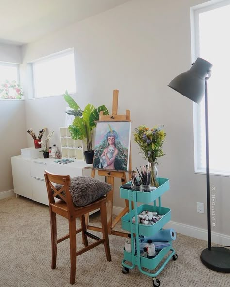 Bedroom Painting Studio, Artist Corner Bedroom, Art Room Small Spaces, Painting Corner In Living Room, Oil Painting Studio Setup, Painting Corner Ideas, Art Corner In Room, Painting Studio At Home, Artist Corner Ideas