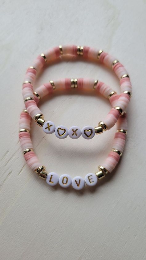 Clay Bead Word Bracelet Ideas, Clay Bracelets With Words, Poly Clay Beads Bracelets, Xoxo Clay Bead Bracelet, Polymer Beads Bracelet, Cute Things To Write On Bracelets, Polymer Clay Bead Bracelet Patterns, Friendship Bracelet Clay Beads, Pink Bracelet Ideas Clay Beads