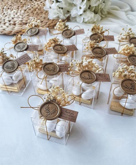 Repost IG @emmalouisebridal  #weddingplanning #weddingideas #weddinginspiration #weddingday #weddingbreakfast #weddingeveningreception #forbetterforworse #wedding #weddingfavours #weddinggifts Wax Seal Party Favors, Candy Boxes Favors, Clear Box Favors, Wedding Favor Candy Boxes, Chocolate Decoration For Engagement, Wedding Favors Sweets, Wedding Truffles Favors, Wedding Candy Favor Ideas, Wedding Sweet Box Design