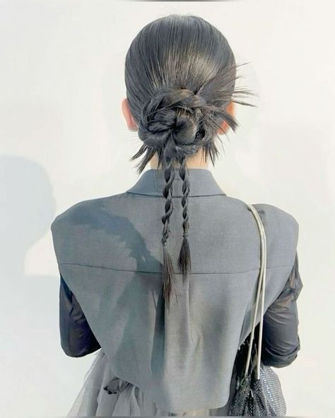 Ponytail And Braid, Hair In A Ponytail, Κούρεμα Bob, Easy Bun Hairstyles, Fishtail Braid, Hair Arrange, Work Hairstyles, A Ponytail, Sleek Hairstyles