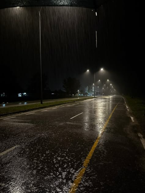 Aesthetic Rain Photos, Night Rain Snap, Rain Aesthetic Dark, Late Night Rain, Night Street Aesthetic, Rainy Night Street, Night Rain Aesthetic, Rainy Night Aesthetic, Rain At Night