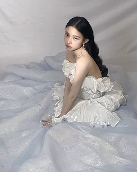 Ulzzang White Dress, Predebut Photoshoot Ideas, Pre Debut Photoshoot, Lin Yun, Korean Photoshoot, Debut Photoshoot, Fairy Photoshoot, Bday Photoshoot, Sweet 17