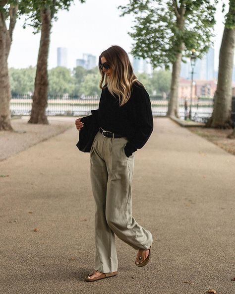 Emma Hill on Instagram: “Not cold enough but also not warm enough 🤷🏼‍♀️” Khaki Trousers Outfit, Khaki Pants Outfit Women, Beige Trousers Outfit, Joggers Outfit Women, Khaki Pants Outfit, Emma Hill, Smart Casual Women Outfits, Smart Casual Women, Trouser Outfit