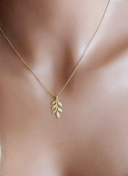 Simple Gold Chain With Locket, Silver Pendent Designs For Women, Chain Pendent Designs Gold Women, Small Gold Pendant Designs, Lightweight Necklace Gold, Gold Jewelry Aesthetic Outfit, Gold Chain With Pendant For Women, Pendent Design Gold, Gold Chain Locket Designs