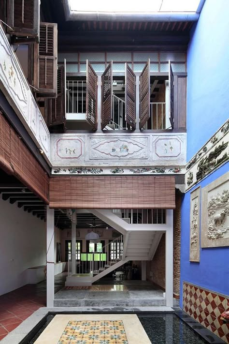 Redesign of a charming Peranakan shophouse in Singapore Northern House, Peranakan Design, Baba Nyonya, Interior Design Singapore, Interior Vintage, Vernacular Architecture, Patio Interior, Colonial Architecture, Tropical House