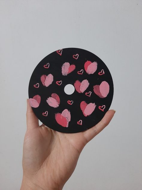 Decorating Cds, Black Cd Painting, Painting Ideas On Cds, Disc Painting Ideas, Painting Discs, Cd Painting Ideas Easy, Disc Painting, Record Art Ideas, Painted Cds