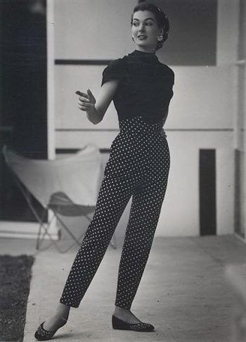 1950s polka dot pants with a V notch waisband 1950s Fashion Pants, 1950s Womens Pants, 1950s Pants, 50s Clothes, 50s Womens Fashion, 1950 Women, 1950s Fashion Women, Fashion Through The Decades, 1950s Women