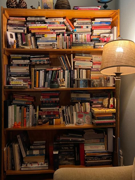 Cluttered Bookshelf, Bookshelf Aesthetic, Dream Library, Uni Room, Home Libraries, World Of Books, Home Library, Book Nooks, I Love Books