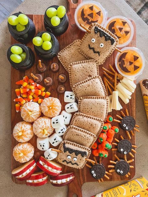 Kids' Halloween Snack Board Kids Halloween School Lunch, Kids School Halloween Treats, Easy Halloween Snack Board, Kids Halloween Snack Board, Halloween Themed Dinner For Kids, Halloween Theme Lunch For Kids, Halloween Snack Board For Kids, Halloween School Lunches For Kids, Kids Halloween Lunch Box Ideas