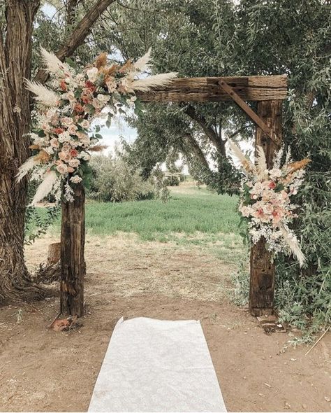 Outside Wedding Altar Ideas, Boho Table Floral Arrangements, Rustic Alter Decor, Wedding Decorations Western Style, Boho Cheap Wedding, Wedding Venues Country Rustic Chic, Fall November Wedding, Fall Pergola Decorations Wedding, Wedding Ideas Country Outdoor