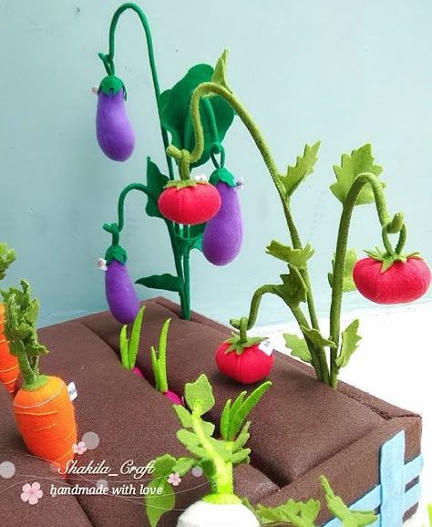 Felt Garden For Kids, Felt Watering Can, Felt Garden, Felt Toys Diy, Felt Food Patterns, Felt Food Diy, Felt Cake, Felt Play Food, Felt Food