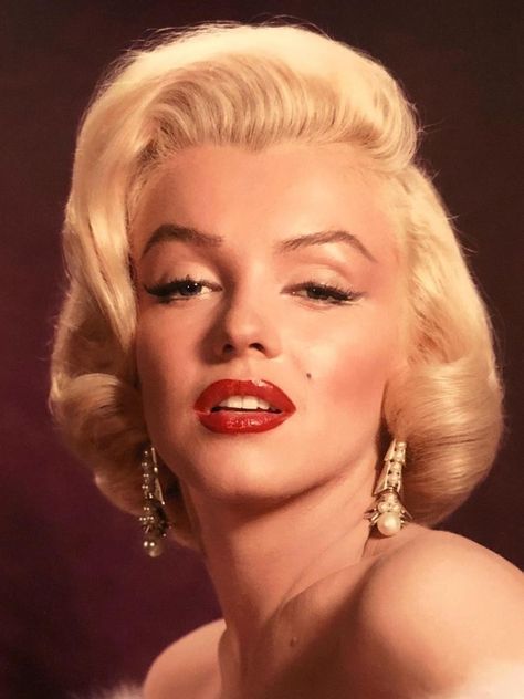 Marilyn Monroe, publicity still for Gentlemen Prefer Blondes. Photo by Frank Powolny, 1953. Marilyn Monroe Hair, Marilyn Monroe Photography, Sherilyn Fenn, Marilyn Monroe Artwork, Marilyn Monroe Portrait, Marilyn Monroe Fashion, Allure Beauty, Marilyn Monroe Art, Joe Dimaggio