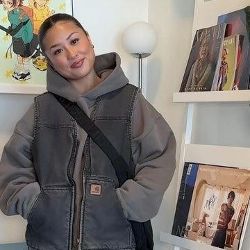 ✰ jazmine ✰ on Instagram: "Back to basics 🧳 Outfit break down 🗣️ ⭐️ Thrifted @realtreeoutdoors pants ⭐️ @akimboclub hoodie ⭐️ Thrifted @carhartt vest ⭐️ @baggu crescent bag ⭐️ Lighting Jordan 4’s" Vest Over Hoodie Outfit, Girls Carhartt Outfit, Carhartt Sweatshirt Outfit, Pink Windbreaker Outfit, Hoodie And Vest Outfit, Vest Over Hoodie, Lighting Jordan 4, Carhartt Bag Outfit, Hoodie With Vest