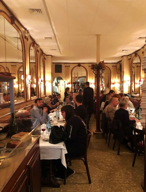 Paris Restaurants Interior, Paris Bars, Paris Sightseeing, Best Restaurants In Paris, Paris Honeymoon, Parisian Decor, Plan Paris, Paris Travel Tips, Romantic Paris