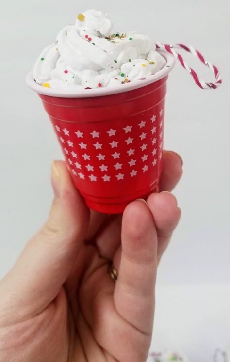 Make this super cute hot cocoa ornament with items from Dollar Tree! Hot Cocoa Ornaments Diy, Hot Cocoa Tree, Hot Chocolate Ornaments Diy, Mass Gifts, Cute Hot Cocoa, Hot Cocoa Ornaments, Fifth Grade Art, Dollar Store Diys, Diy Gumball Machine