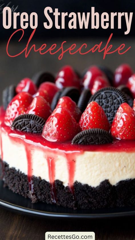 Oreo Cheesecake with Strawberries Unusual Desserts, Strawberry Oreo Cheesecake, Cheesecake With Strawberries, Sweet Tooth Snacks, Slice Of Cheesecake, Banana Pudding Cupcakes, Mint Chocolate Cheesecake, Chocolate Strawberry Cheesecake, Easy Strawberry Cheesecake