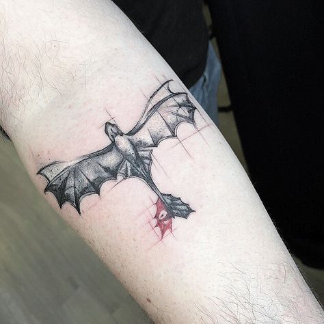 Polubienia: 1,527, komentarze: 10 – Off The Ground Ink Toronto (@offthegroundink) na Instagramie: „Toothless from How to Train Your Dragon. Tattoo by @n1co_tattoo…” How To Train Ur Dragon Tattoo, Goofy Small Tattoos, Httyd Toothless Tattoo, Three Headed Dragon Tattoo, Toothless Tail Tattoo, How To Train Your Dragon Tattoo Ideas, Toothless Tattoo Ideas, Small Movie Tattoos, Night Fury Tattoo