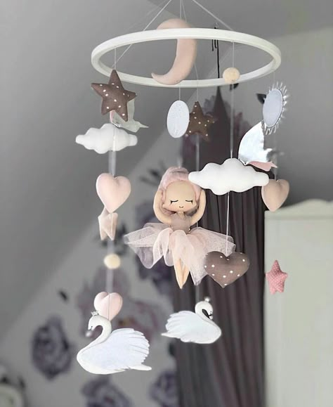 Luxury Baby Room, Crochet Baby Mobiles, Diy Baby Mobile, Fairytale Nursery, Felt Crafts Diy, Baby Mobiles, Baby Room Inspiration, Baby Crib Mobile