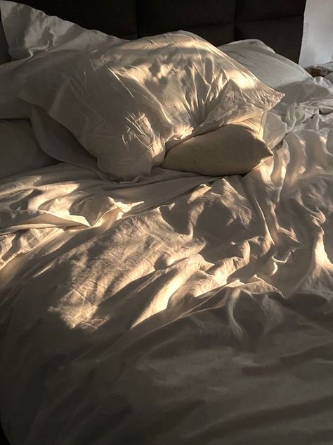 Aesthetic Bed Backgrounds, Bed Morning Aesthetic, Aesthetic Bedtime Routine, Comfy Aesthetic Bedroom, Sleepy Morning Aesthetic, Bed Sleep Aesthetic, Bedsheets Aesthetic Wallpaper, Deep Sleep Aesthetic, Going To Bed Aesthetic