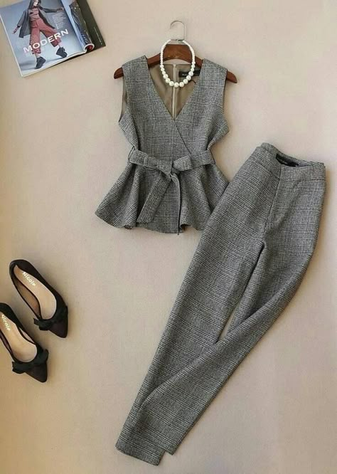 Formal Pants Women Outfit, Top And Pants Outfit, Pant Sets For Women, Chique Outfits, Design Moda, Woman Suit Fashion, Trendy Fashion Tops, Top And Pants Set, Classy Work Outfits