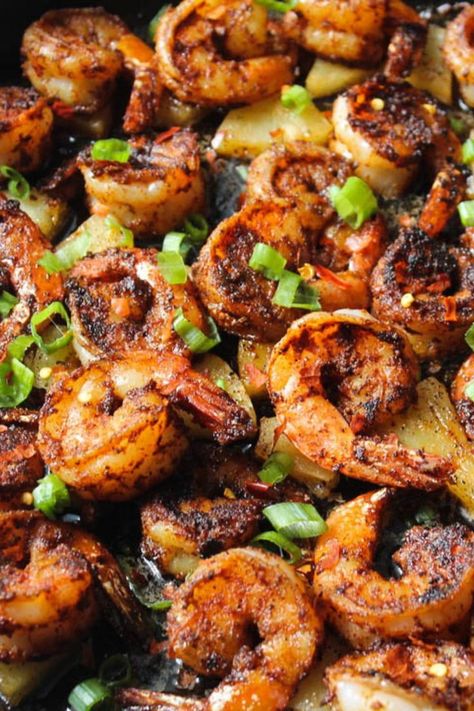 pan of many blackened shrimp with pineapple topped with green onion Pan Fried Shrimp, Pineapple Juice Recipes, Rum Butter, Dinner Seafood, Blackened Shrimp, Blackened Seasoning, Feed Me Seymour, Marinated Shrimp, Pineapple Rum