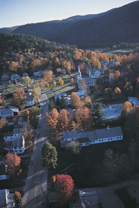 Pros and cons of living in a small town will depend on your personality. Small Town Aesthetic Fall, Dystopian Book, Living In A Small Town, Small Town Mystery, Small Town Living, Big Town, Small Town Life, Small Town Romance, Vibe Check