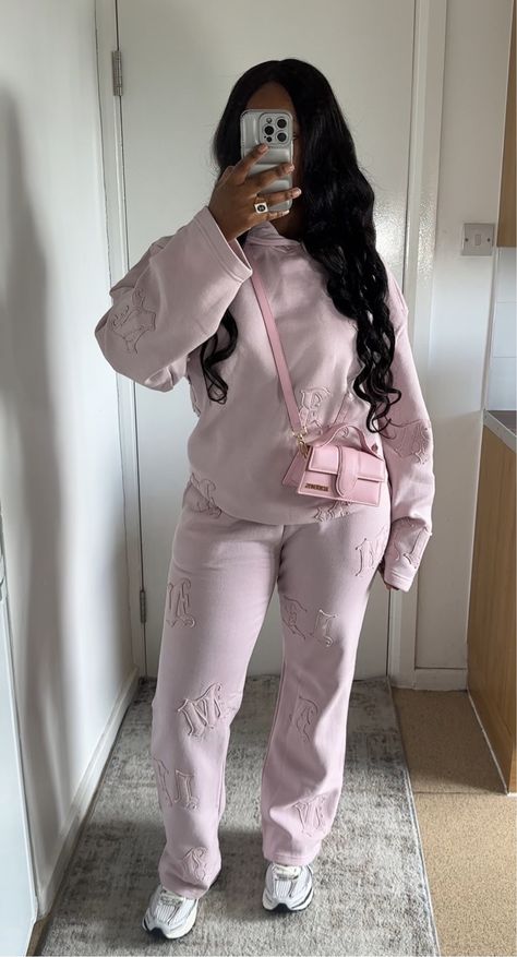 Women In Tracksuits, 2024 Trending Outfits, Long Sleeve Outfits Black Women, Winter Inspo Outfits 2024, Nike Zoom Vomero 5 Outfit Women, Winter Outfit Inspo Black Women, Two Piece Outfits Black Women, Pink Shoes Outfit Ideas, Nike Zoom Vomero 5 Outfit