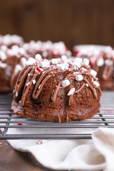 Chocolate Bundt Cakes, Mini Bundt Cake Recipes, Mini Bunt Cake, Christmas Bundt Cake, Mini Bundt Cakes Recipes, Bundt Cake Recipes, Chocolate Bundt, Holiday Desserts Table, Mini Bundt