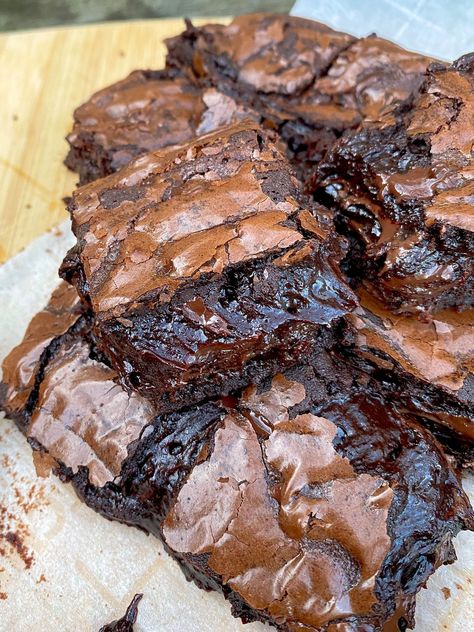 Reeses Lava Brownie, Lava Brownies Molten, Viennese Table Desserts Party Ideas, Salty Dessert Recipes, Molten Lava Brownies, Summer Recipes Baking, Fall Brownies Recipes, Baked Goods Recipes Desserts, Molten Brownies